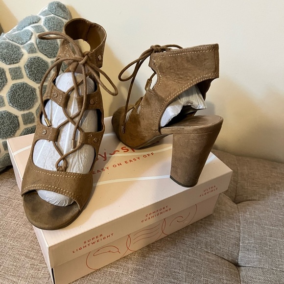 Índigo Rd. Tan Suede Lace-Up Heels - Picture 3 of 4